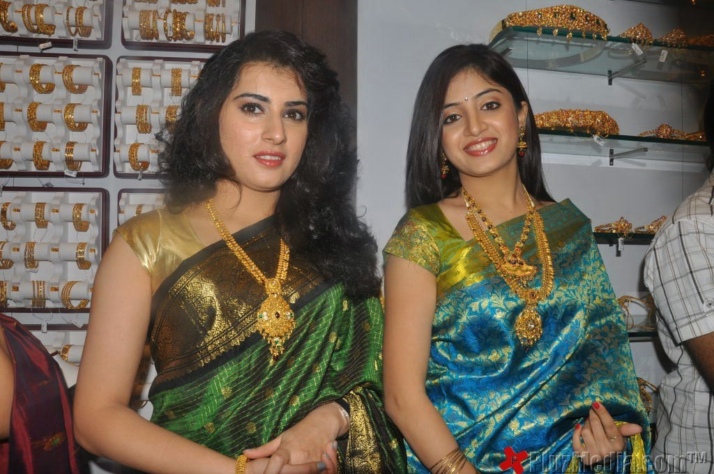 Archana, Poonam Kaur Inaugurate CMR Shopping Mall - Gallery | Picture 91427